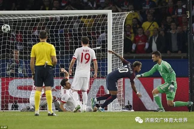 法甲巴黎补时争议角球绝杀里昂终结四连胜登顶引热议